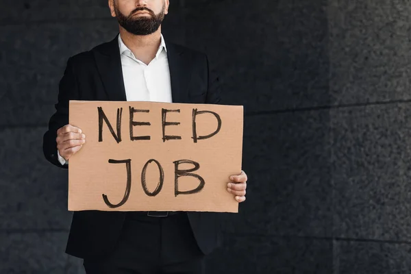 Kétségbeesett üzletember elvesztette a munkáját gazdaság szüksége van álláshirdetés karton kívül, közel áll az üzleti központ, másolás hely — Stock Fotó
