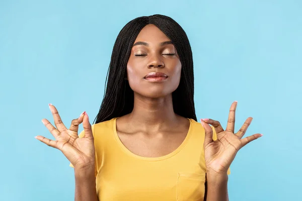 Black Female Making Om Gesture Meditasi Dengan Mata Terpejam, Studio — Stok Foto