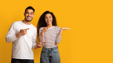 Şuna bak. Neşeli Orta Doğulu çift Avuç İçini Gösteriyor