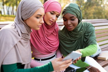 İslami Kadın Öğrenciler Park 'ta Uygulama Öğrenimi İçin Akıllı Telefon Kullanıyor