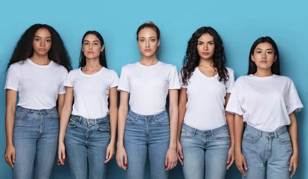 Grupo de mulheres multiculturais graves posando sobre fundo azul, Panorama — Fotografia de Stock