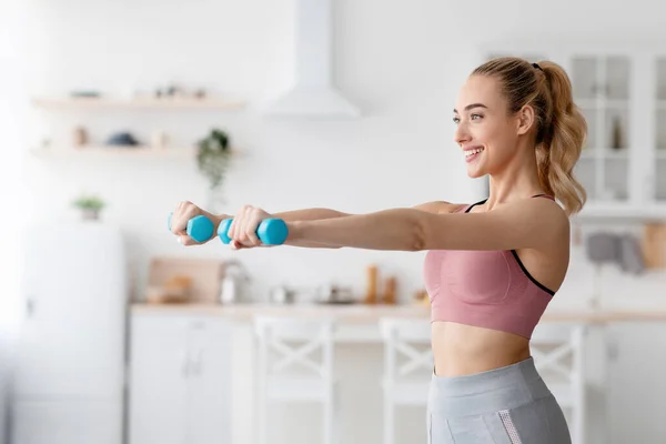 Deportes activos, entrenamiento físico en casa gimnasio, cuarentena covid-19 — Foto de Stock