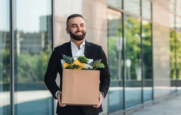 Feliz de volver. Empresario excitado va a la oficina después de la cuarentena, la celebración de caja de pertenencias personales — Foto de Stock