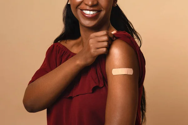 Detailní záběr černošky rameno dáma s lékařskou páskou na — Stock fotografie