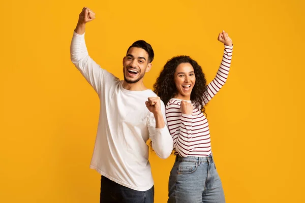 Grande Sorte. Exultante casal árabe levantando punhos e exclamando com entusiasmo — Fotografia de Stock