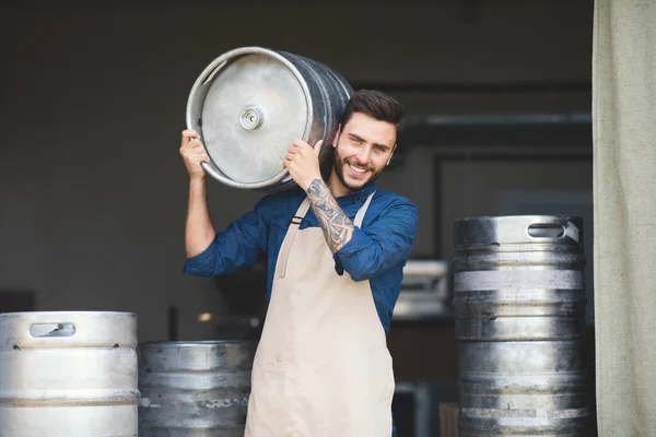 Trabalhador forte do armazém, proprietário da cervejaria que trabalha na planta, no negócio pequeno e nas emoções do sucesso — Fotografia de Stock