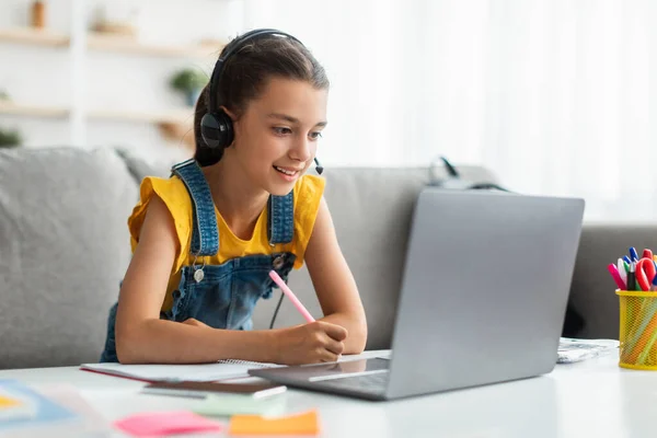 Edcuation Online. Menina usando laptop, tendo videocall com professor — Fotografia de Stock