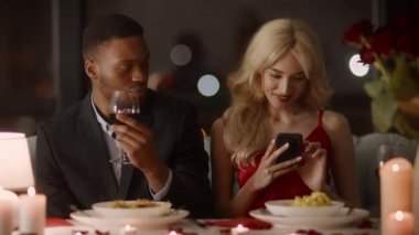 Kıskanç Erkek Arkadaş Kız Arkadaş Restoranda Cep Telefonu Kullanırken İlişkiden Şüpheleniyor