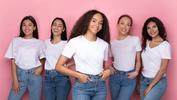 Africano donna di fronte a vario gruppo in posa in studio — Foto Stock