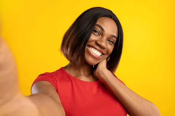 Афро-американский блогер Lady Making Selfie Posing Over Yellow Background — стоковое фото
