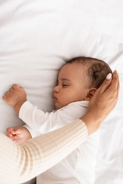 Negru Mame Stroking De Mână Dormind Babys Cap În Pat, Cropped — Fotografie, imagine de stoc