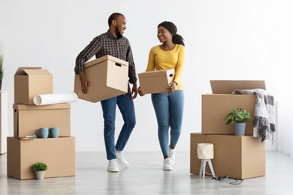 家庭搬迁概念。快乐的非洲裔美国配偶带着纸板箱走路 — 图库照片