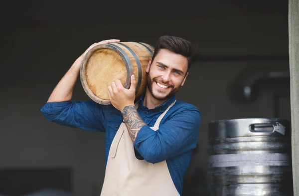 Trabajador exitoso satisfecho o cervecero y expresión facial positiva — Foto de Stock