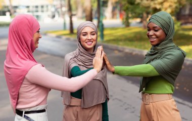 Üç İslami Kadın Çak Beşlik Veriyor, Başörtüsü Giyiyor