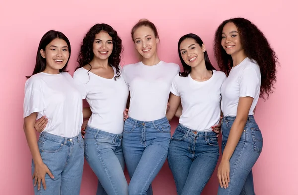 분홍빛 배경을 덮어 가는 행복 한 다 인종 여성 다섯 명의 그룹 — 스톡 사진