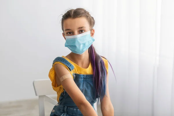 Vacunado adolescente en máscara mostrando hombro después de disparo —  Fotos de Stock