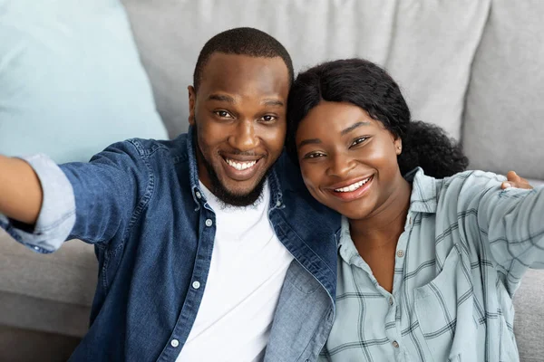 Portret van gelukkig jong Afrikaans Amerikaans paar nemen selfie samen thuis — Stockfoto