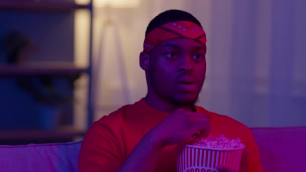 非洲裔美国人在家看有趣的电影吃爆米花 — 图库视频影像