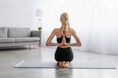 Kişisel izolasyon, COVID-19 salgını sırasında formda kalmak ve evde egzersiz yapmak.