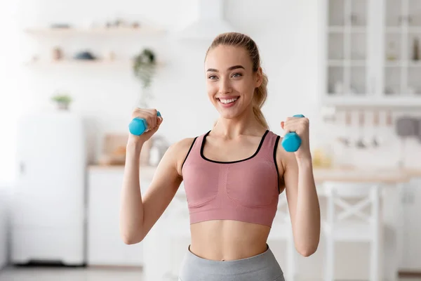 Happy athlete tränar hemma, tränar för händer och håller sig i form under COVID-19 lockdown — Stockfoto