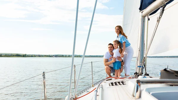 Parents et fille debout sur le pont du yacht le jour de l'été — Photo