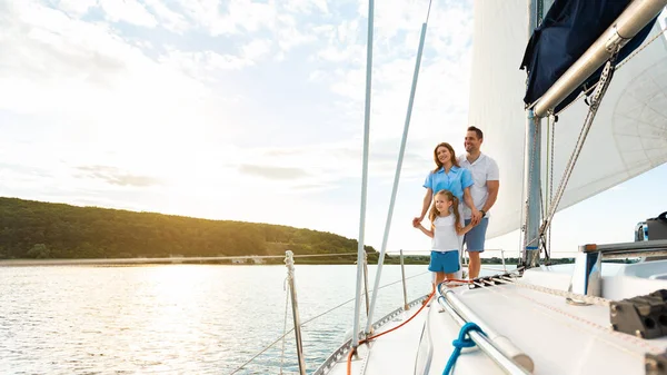 Joyeuse famille debout sur le pont de voilier jouissant d'une promenade en bateau — Photo