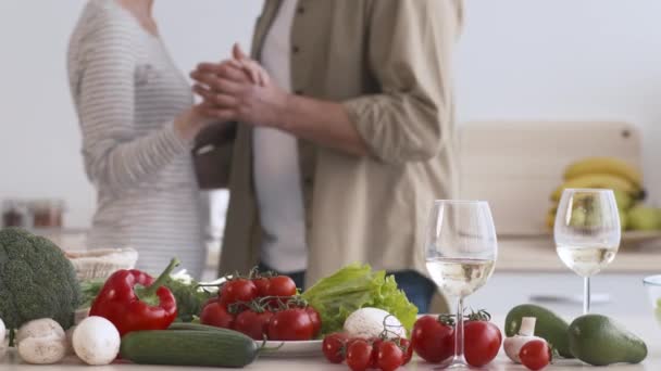 Nierozpoznawalna para w średnim wieku Taniec podczas romantycznej randki w kuchni — Wideo stockowe