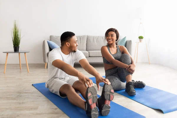 Спортивна чорна пара робить вправи на спортивних килимках вдома, повної довжини. Здорова концепція життя — стокове фото