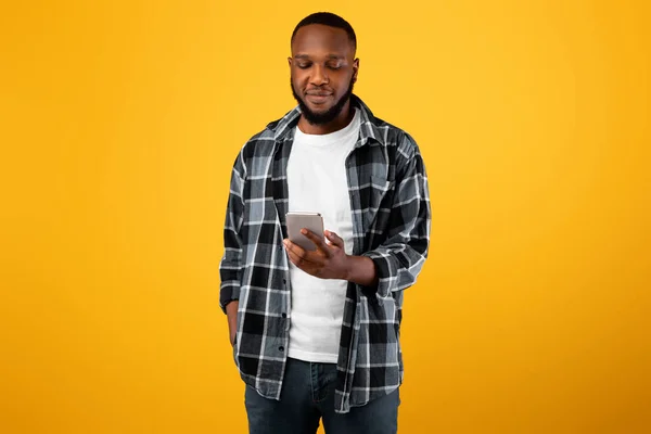 African American Millennial Guy Using Smartphone Texting Standing In Studio — Stock Photo, Image