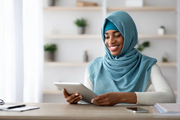 Fiatal fekete muszlim hölgy Hidzsáb segítségével digitális Tablet at Home Office — Stock Fotó