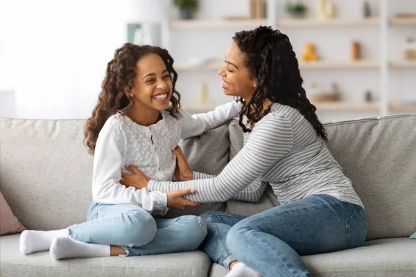Vidám fekete anya és lánya jól érzik magukat otthon. — Stock Fotó