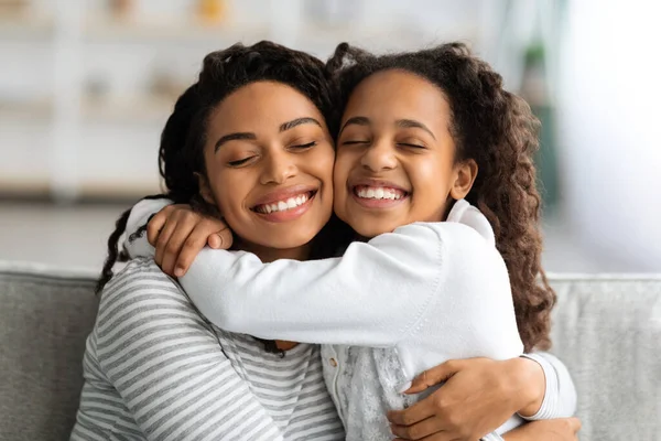 Retrato de primer plano de la relación afro-americana madre e hija — Foto de Stock