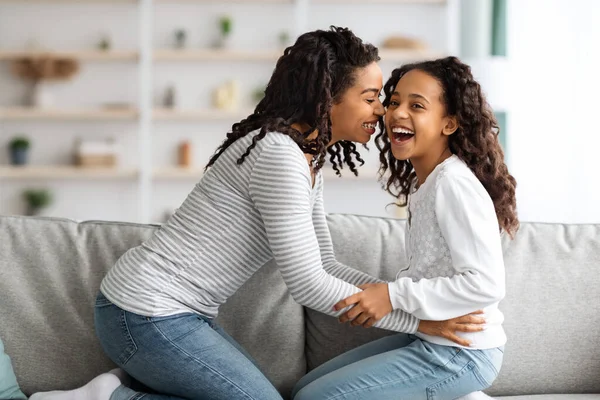 Gelukkig afrikaans amerikaans mam kietelen haar lachen kind — Stockfoto