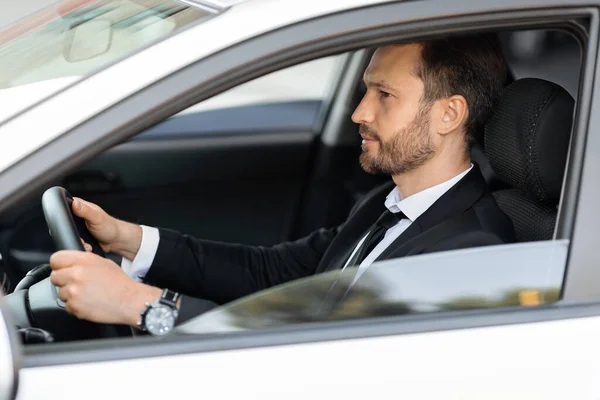 Knappe zakenman rijdt auto naar het vliegveld, neergeschoten van buitenaf — Stockfoto