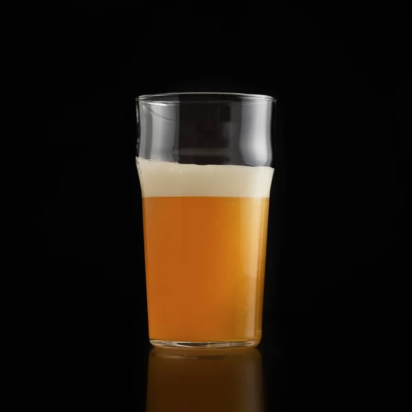 Bebida popular em bar e pub, negócio de cerveja e anúncio — Fotografia de Stock
