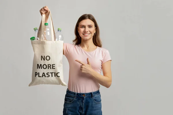 Konsep Eco-Activism. Female Pointing At Tote Bag With No More Plastic Inscription — Stok Foto