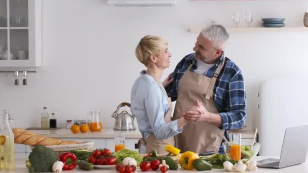 Mutfakta romantik bir akşam yemeği sırasında dans eden Olgun Çifti Sevmek — Stok video