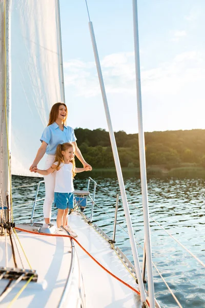 Mère et fille heureuses naviguant sur le yacht pendant la promenade en bateau — Photo