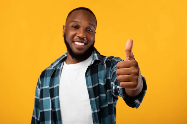 Positive African American Guy Gesturing Thumbs Up, Studio Shot — Stock Photo, Image
