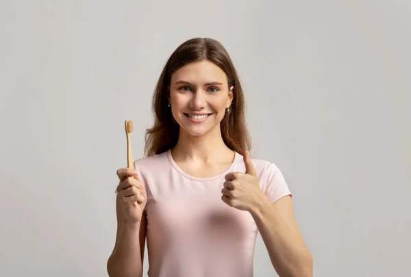 Beautiful Smiling Woman Holding Natural Wooden Bamboo Toothbrush And Showing Thumb Up — Stock Photo, Image