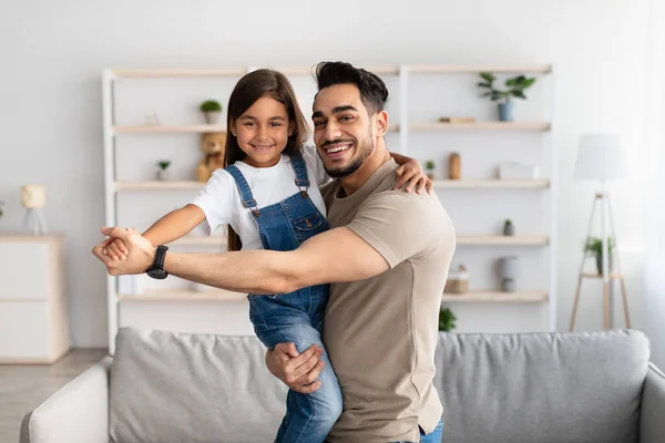 Pappa och dotter dansar i vardagsrummet tillsammans — Stockfoto