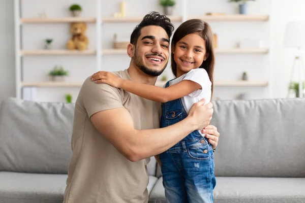 Portrait de père et fille étreignant à la maison — Photo