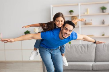 Neşeli Adam Heyecanlı Kızını Sırtına Aldı