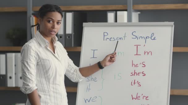 Cursos de inglés en línea. Webcam pov de joven afroamericana dama tutor explicando reglas gramaticales a la cámara — Vídeo de stock