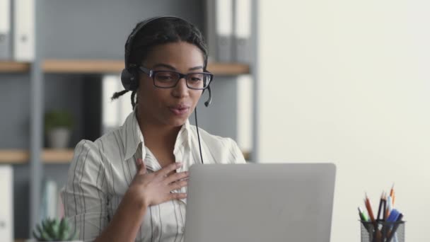 Online handledning koncept. Ung afrikansk amerikansk engelsk lärare videochattar med elev via laptop — Stockvideo