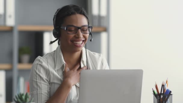 Positieve jonge Afrikaanse vrouw student video conferencing met tutor online via laptop thuis — Stockvideo