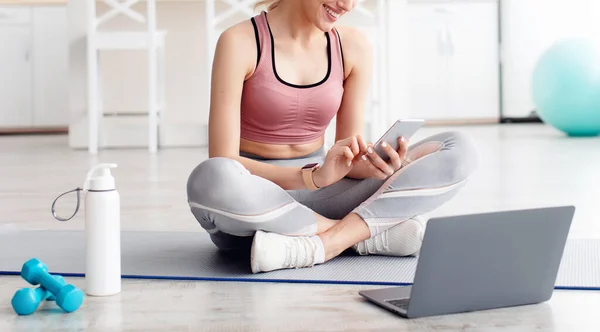 Soziale Netzwerke, moderne Technik und Ausrüstung für das Training zu Hause, neue Normalität — Stockfoto