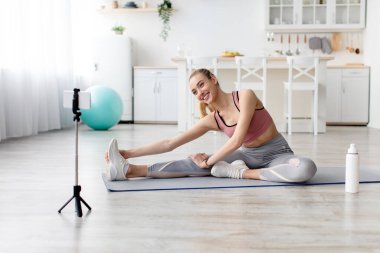 Koç uzaktan, fitness blogcusu evde çalışıyor, covid-19 tecrit.