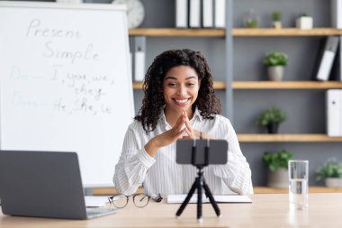 Uzaklık eğitimi için modern öğretmen, sınıf dersi, covid-19 salgını ve yeni normal