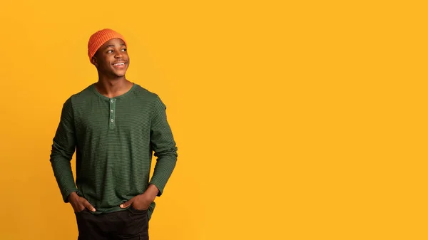 Snyggt erbjudande. Glad Millennial afroamerikansk kille tittar bort på kopiera utrymme — Stockfoto